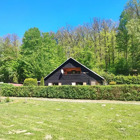 S Vyhledem A Sumici Rekou A Bazenem * Sentice